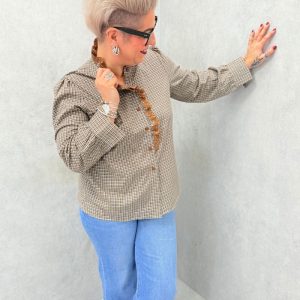 Chemise Grande Taille à Carreaux avec Col Volanté – Élégance Champêtre & Confort Moderne