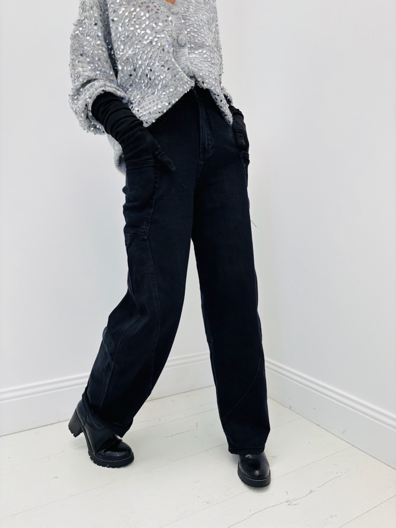 Jean Coupe Barrel Noir – Modernité Oversize & Silhouette Structurée