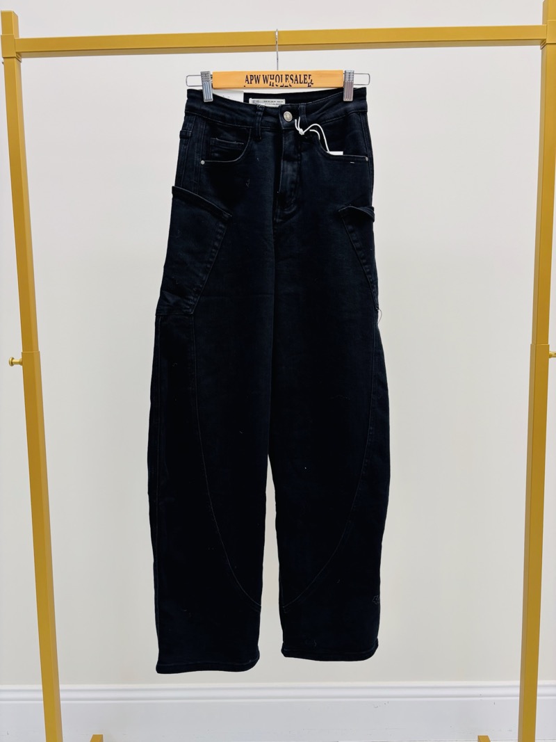 Jean Coupe Barrel Noir – Modernité Oversize & Silhouette Structurée – Image 3