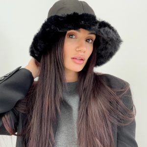 Bob en Suédine bordé de fausse fourrure – douceur et tendance hivernale