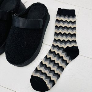 Chaussettes à Motifs Chevrons – Douceur laineuse et style graphique