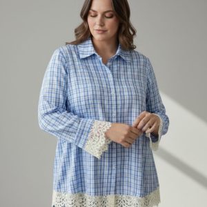 Chemise grande taille femme – Motif carreaux bleu & finitions dentelle | Style chic et tendance