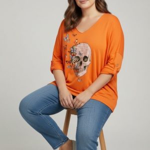 T-shirt fluide col V imprimé artistique crâne & papillons – Grande taille