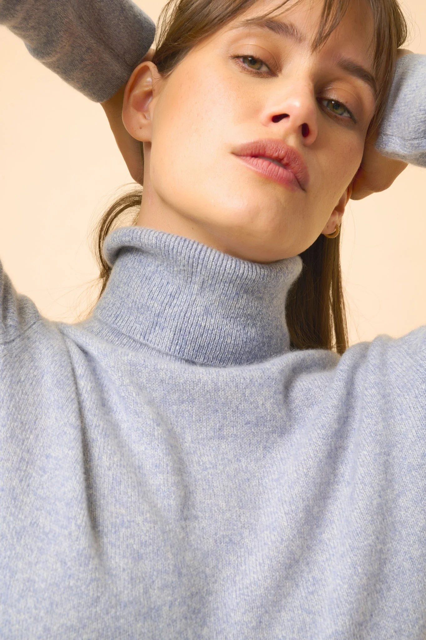 AVA pull col roulé bleu ivoire – Image 3