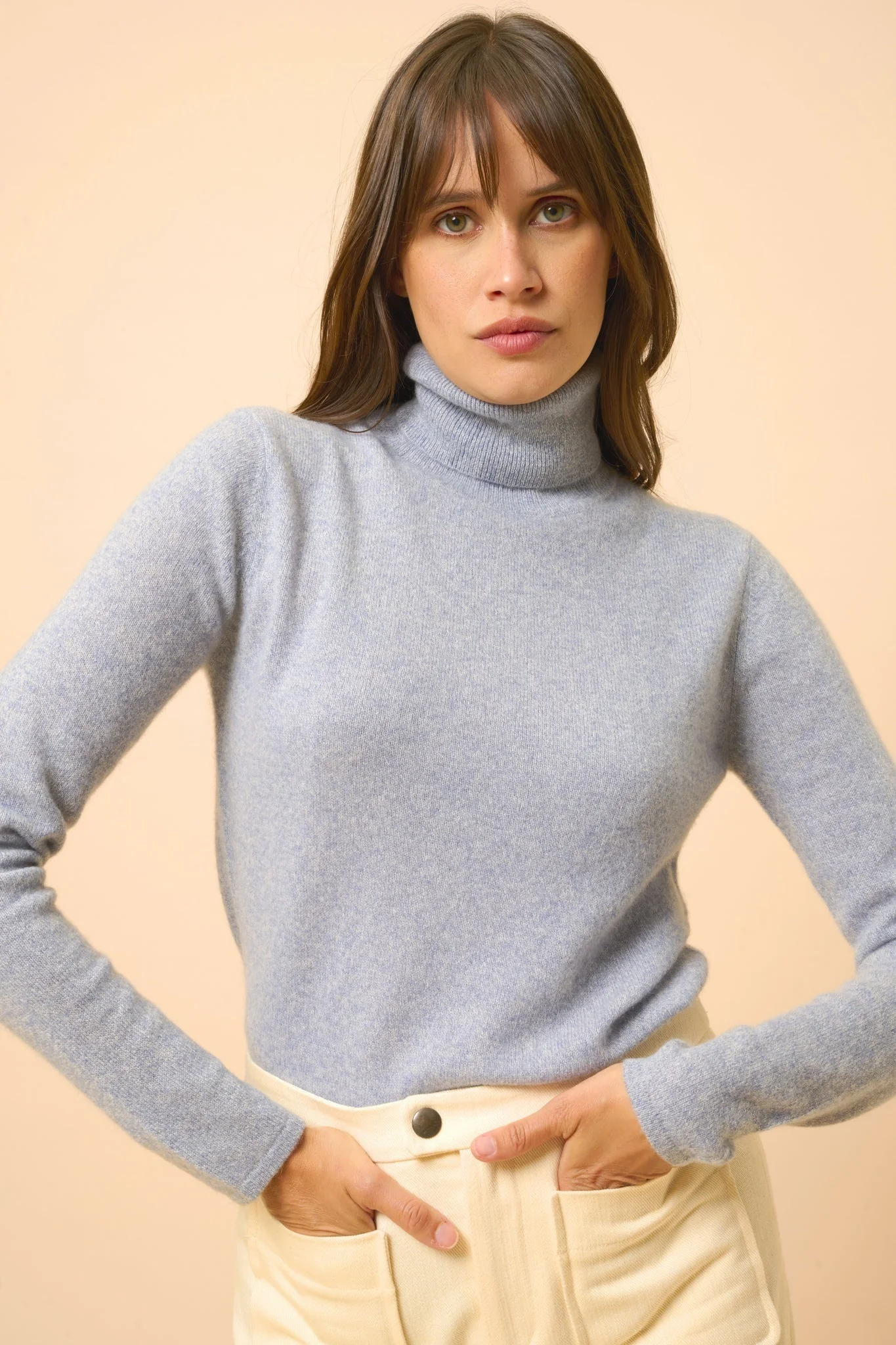 AVA pull col roulé bleu ivoire – Image 6