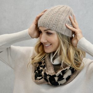 Bonnet Luxe en Laine & Cachemire Orné de Strass – L’Élégance Hivernale Absolue