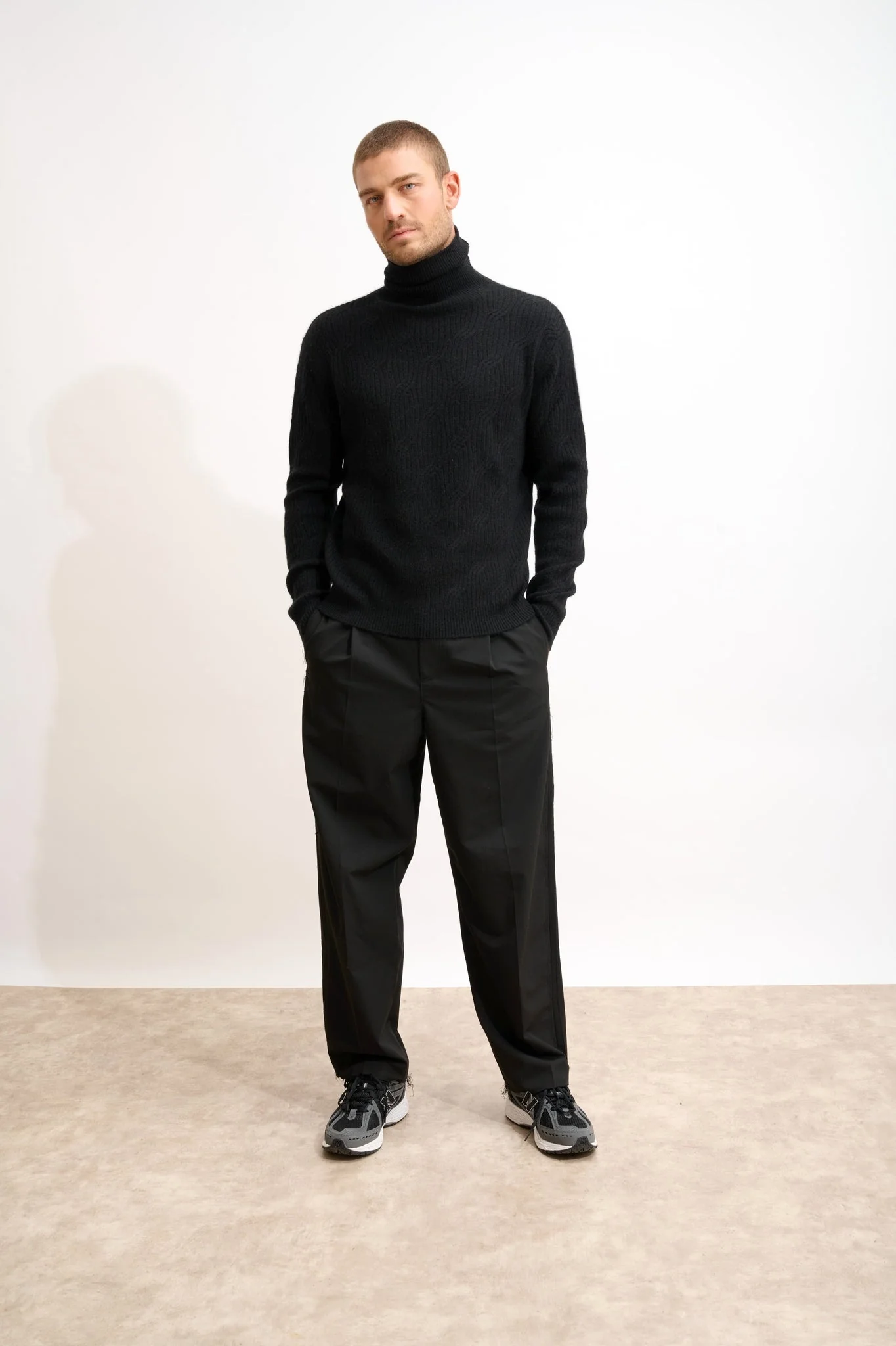 GOBA pull col roulé noir - Image 4