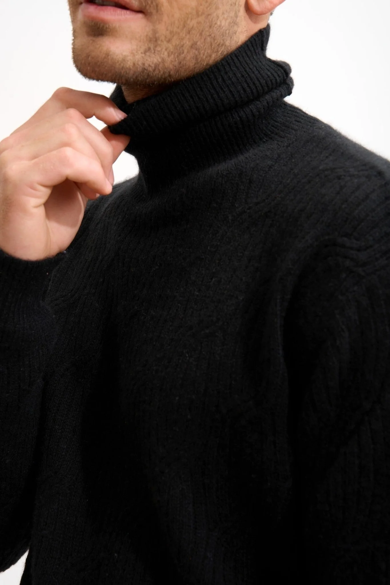 GOBA pull col roulé noir