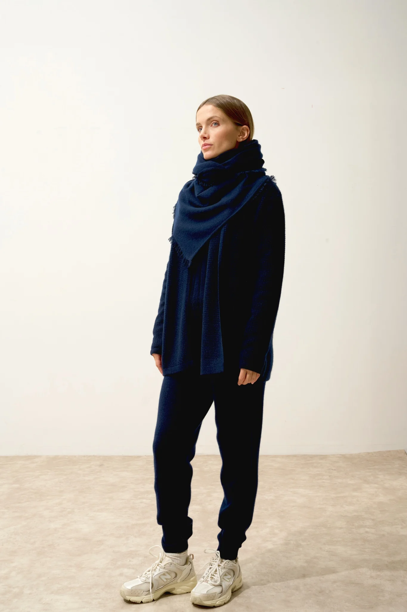 HUACHO écharpe carrée navy – Image 3