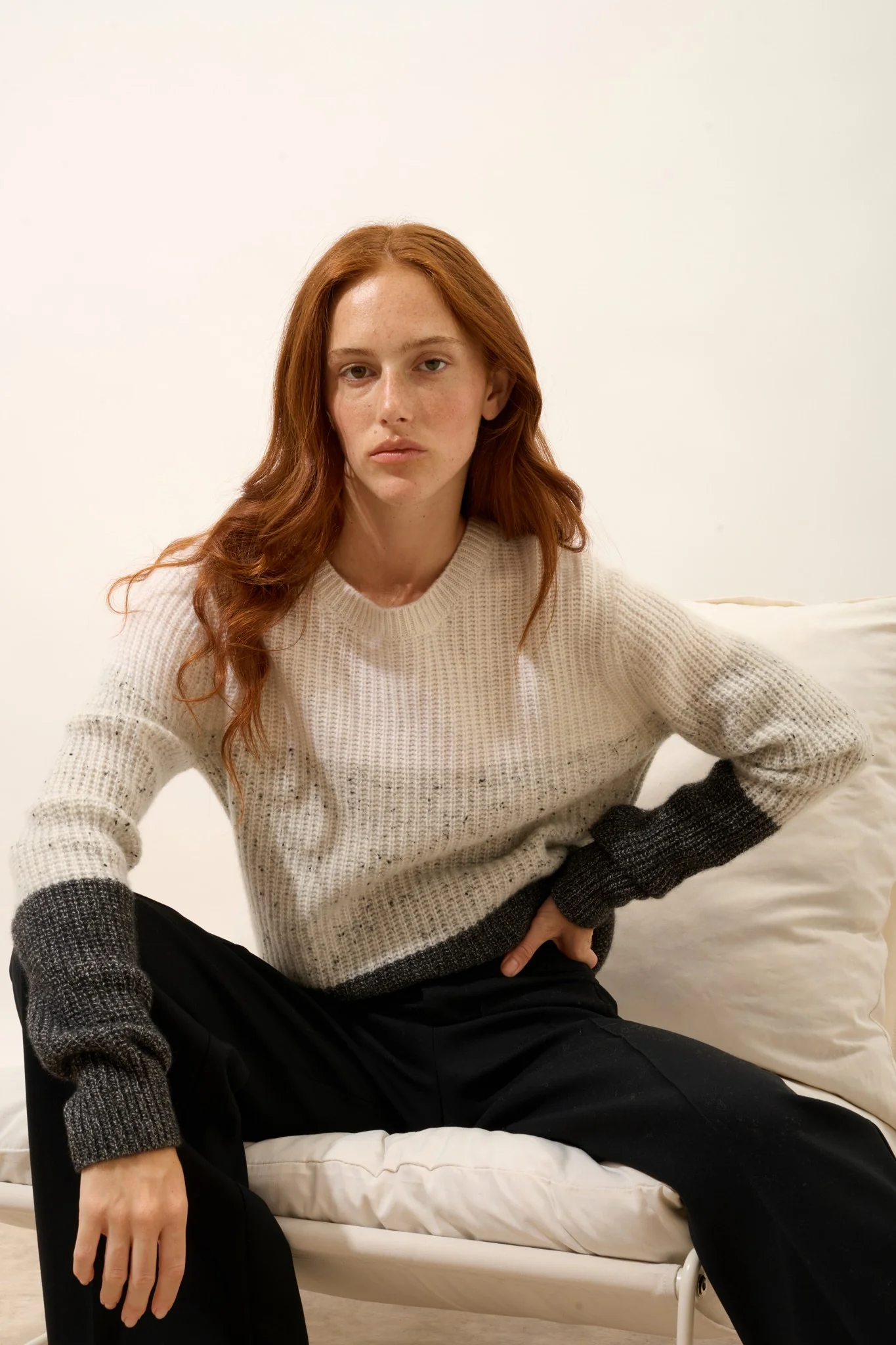 ILYANA pull col rond 6 fils tri-color blanc chiné/(gris/noir)/(noir/blanc) – Image 2