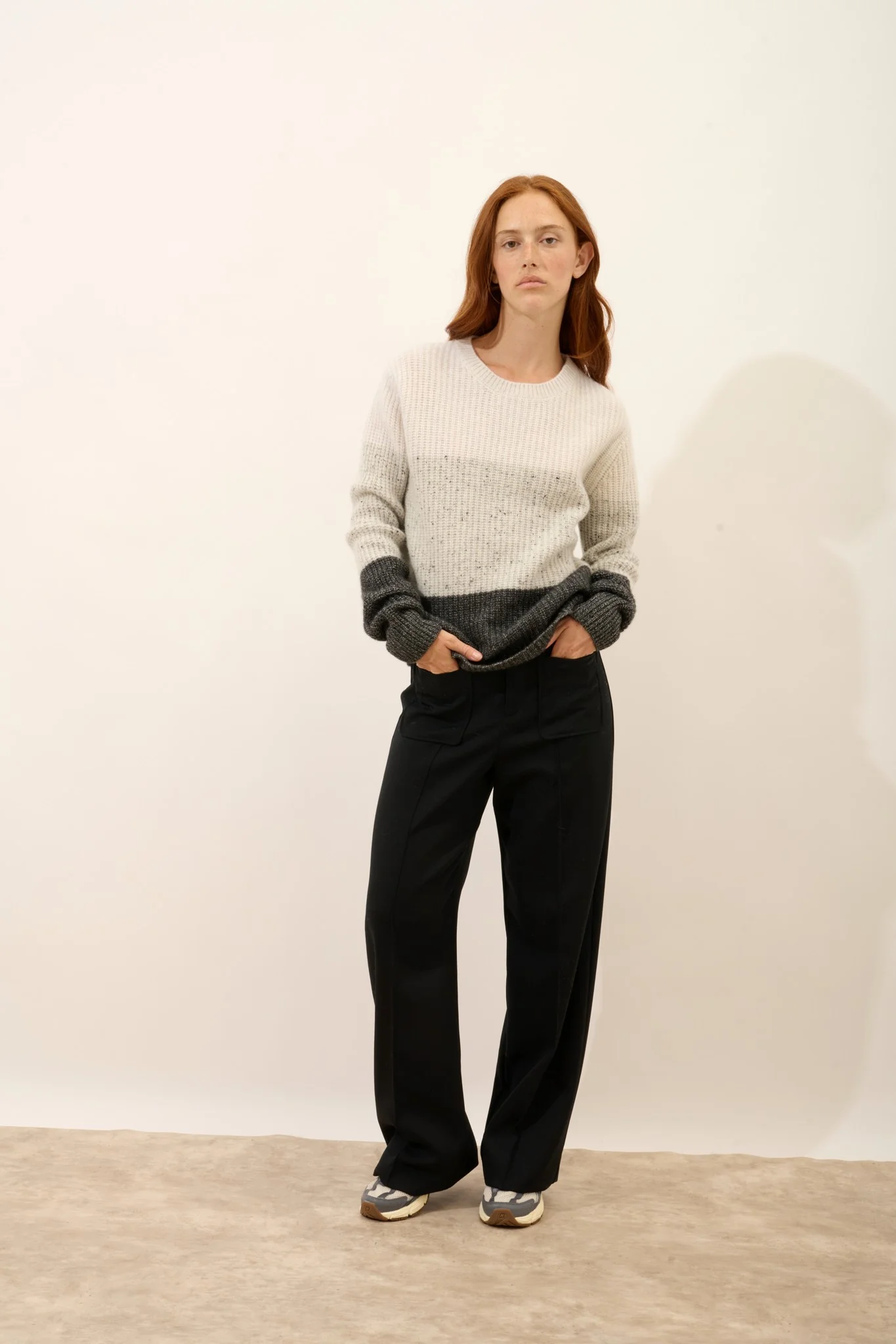 ILYANA pull col rond 6 fils tri-color blanc chiné/(gris/noir)/(noir/blanc) – Image 3