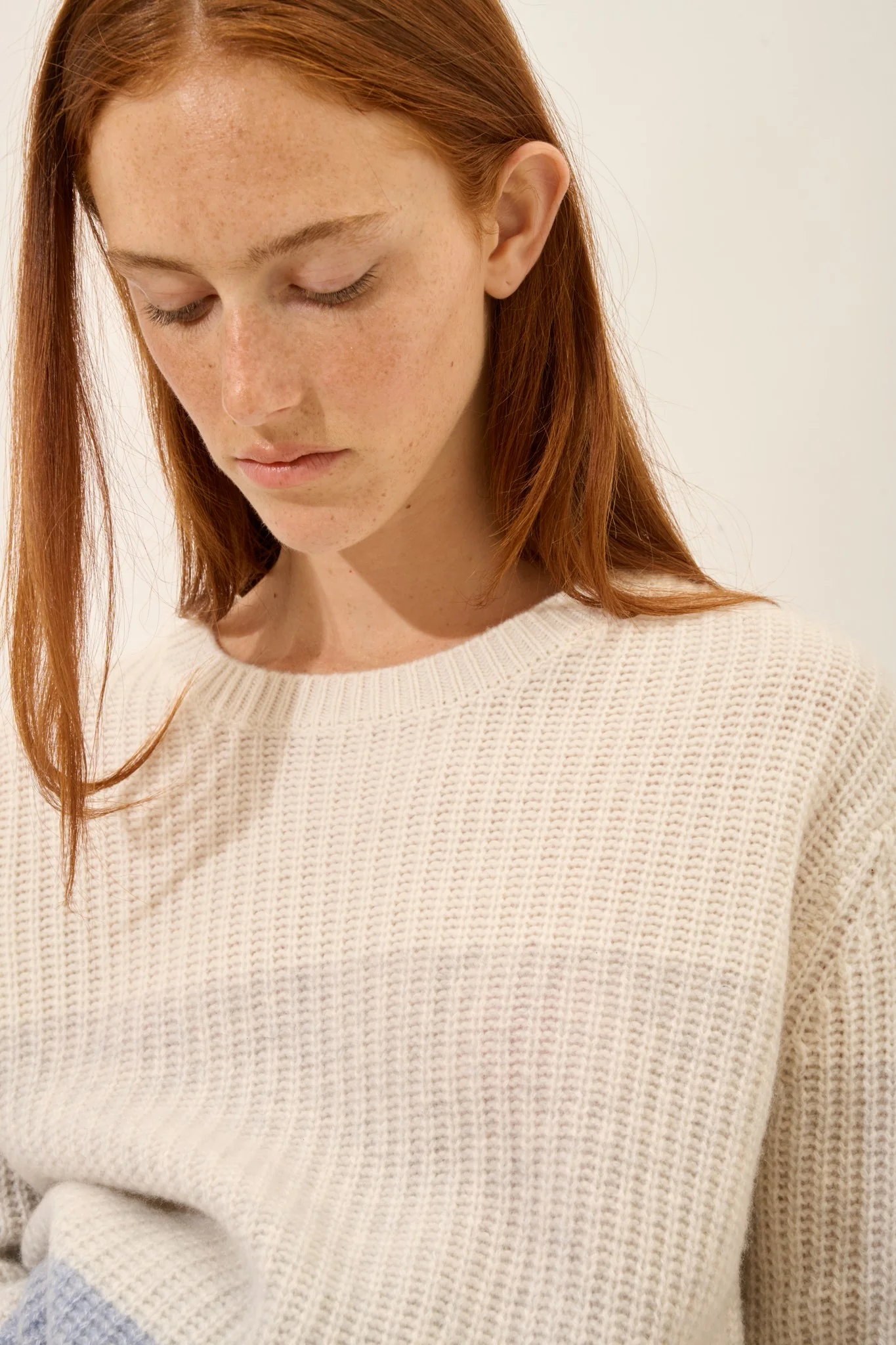 ILYANA pull col rond 6 fils tri-color ivoire/gris perle chiné/bleu ivoire – Image 5