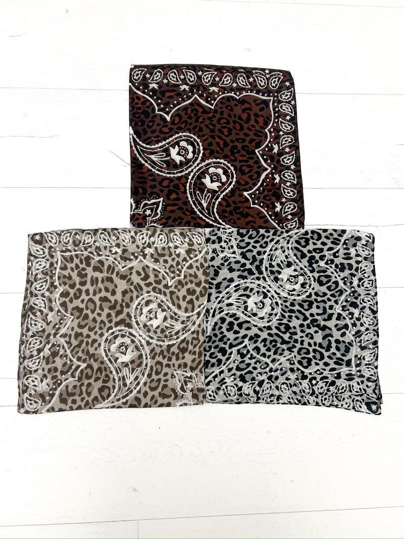 Carré Satinée Cachemire Léopard aux Détails Ornementaux – Image 3