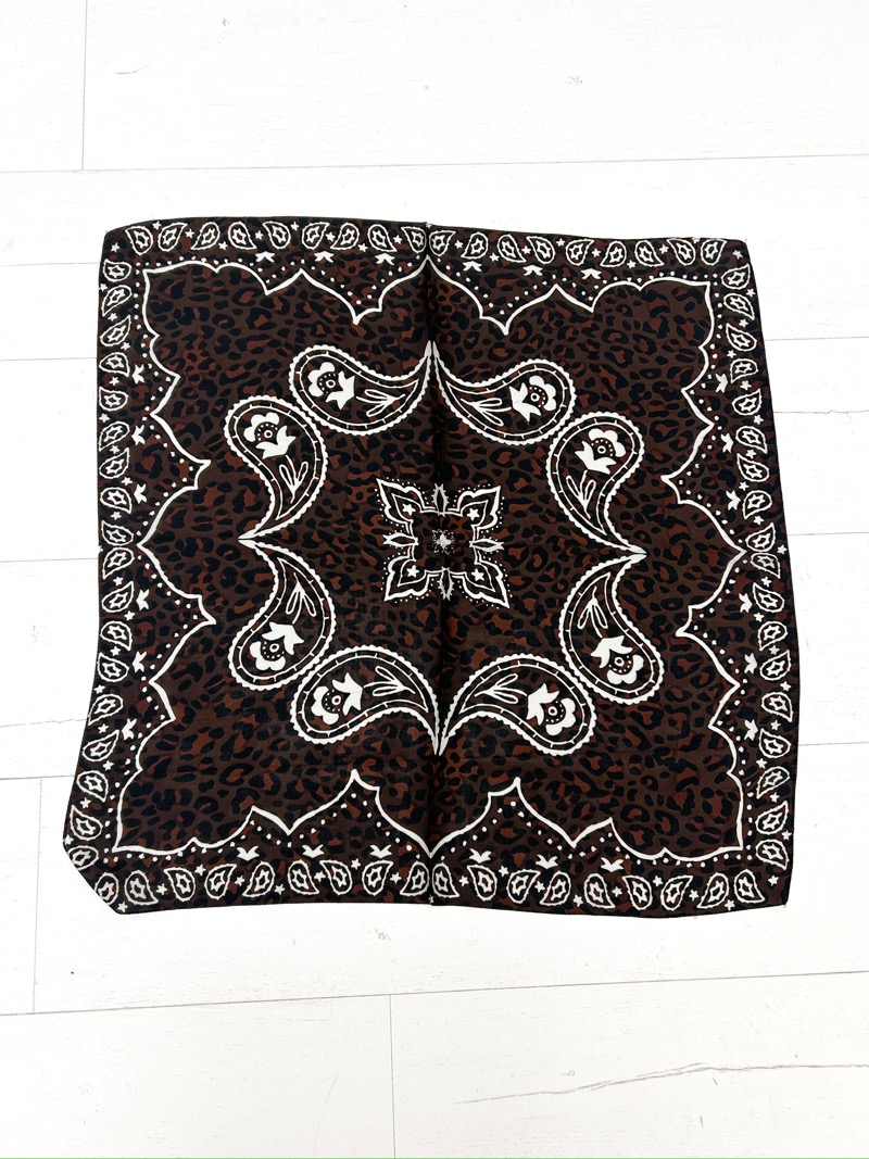 Carré Satinée Cachemire Léopard aux Détails Ornementaux