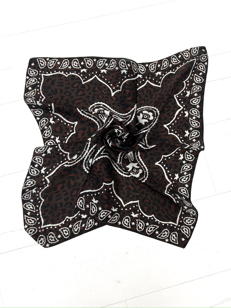 Carré Satinée Cachemire Léopard aux Détails Ornementaux – Image 6