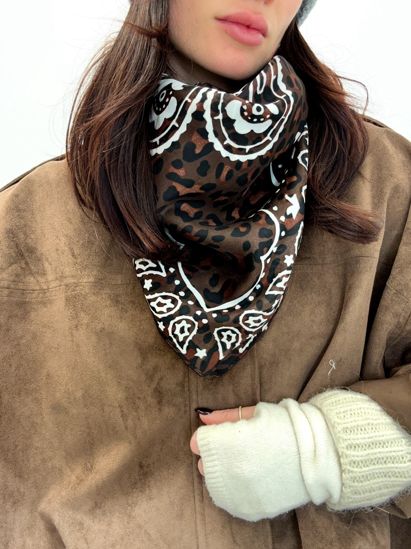 Carré Satinée Cachemire Léopard aux Détails Ornementaux – Image 5