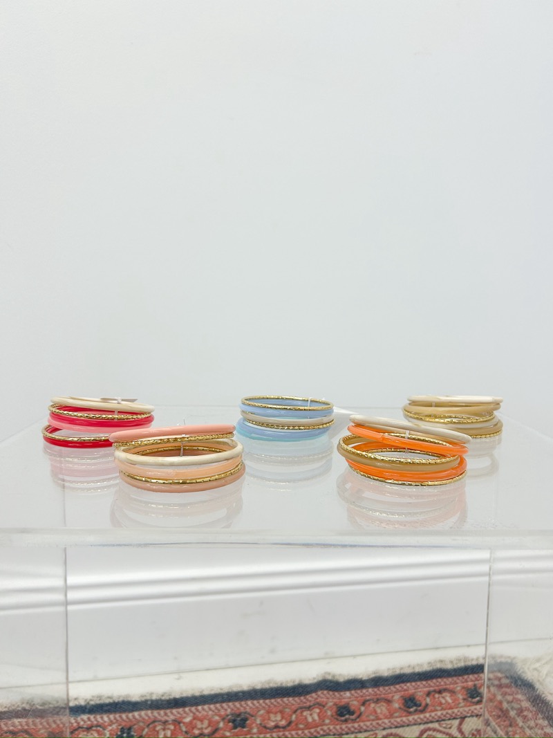 Bracelet Multi-Joncs Résine aux Détails Dorés – Image 4