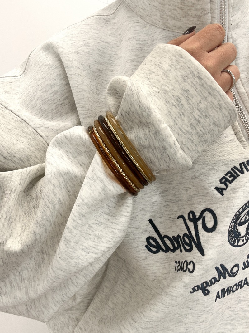 Bracelet Multi-Joncs Résine aux Détails Dorés