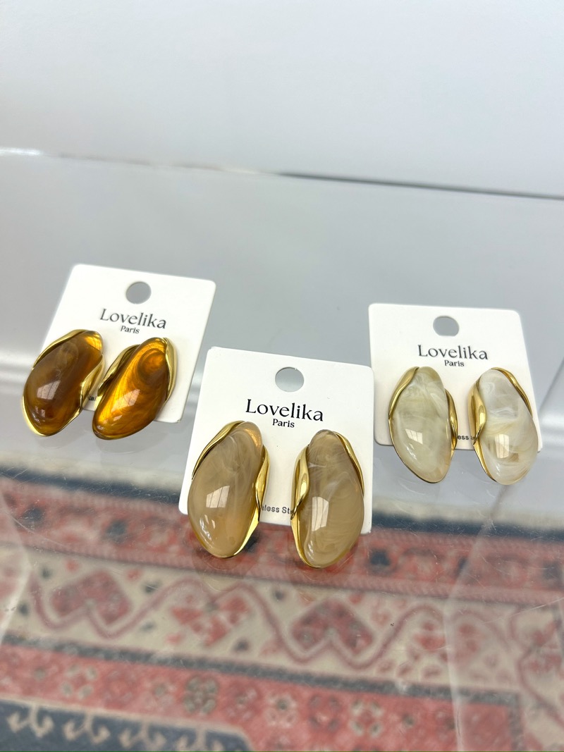 Boucles d’Oreilles Résine Marbrée – Élégance Organique & Reflets Dorés – Image 4