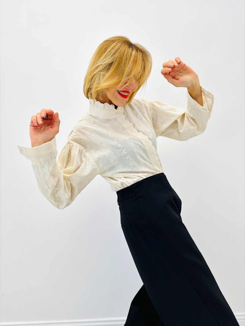 Chemise Brodée Romantique en Coton Raffiné – Image 4