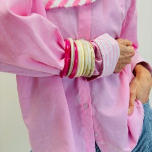 Bracelet Multi-Anneaux Résine aux Tons Lumineux