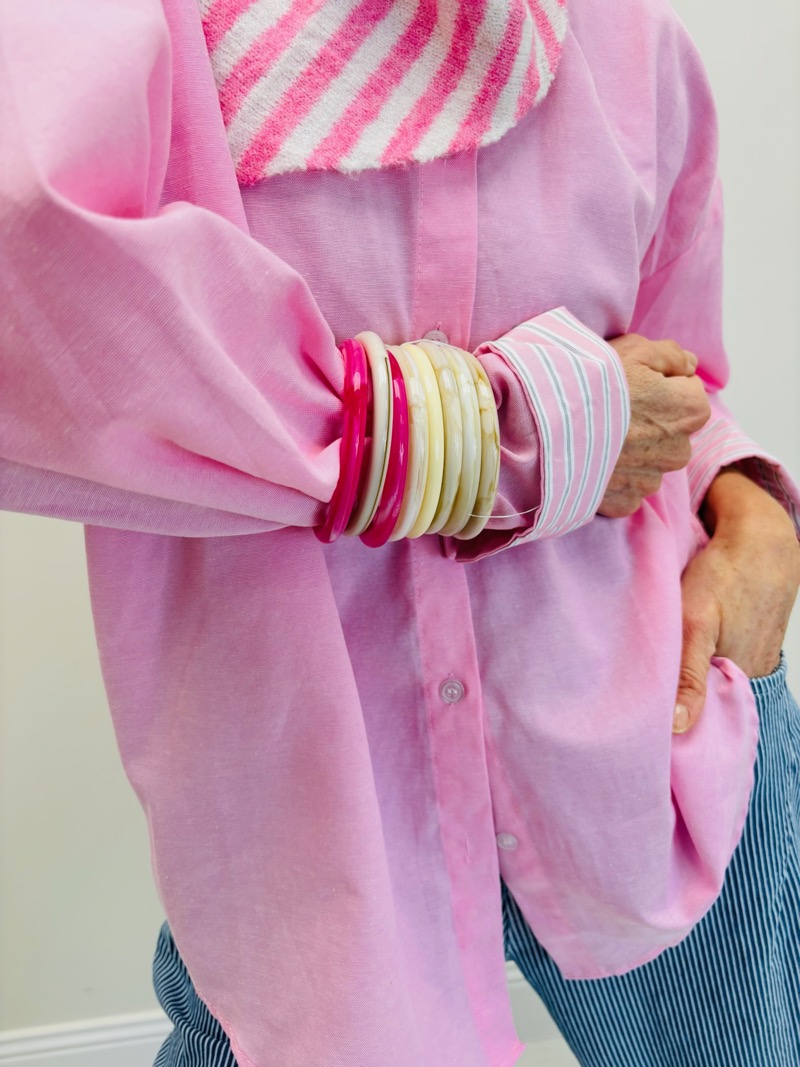 Bracelet Multi-Anneaux Résine aux Tons Lumineux