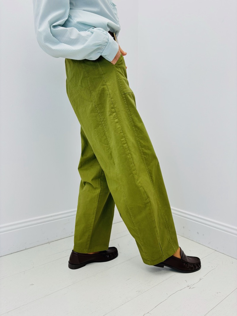 Pantalon Ceinturé Coupe Barrel – Allure Moderne et Structurée – Image 8