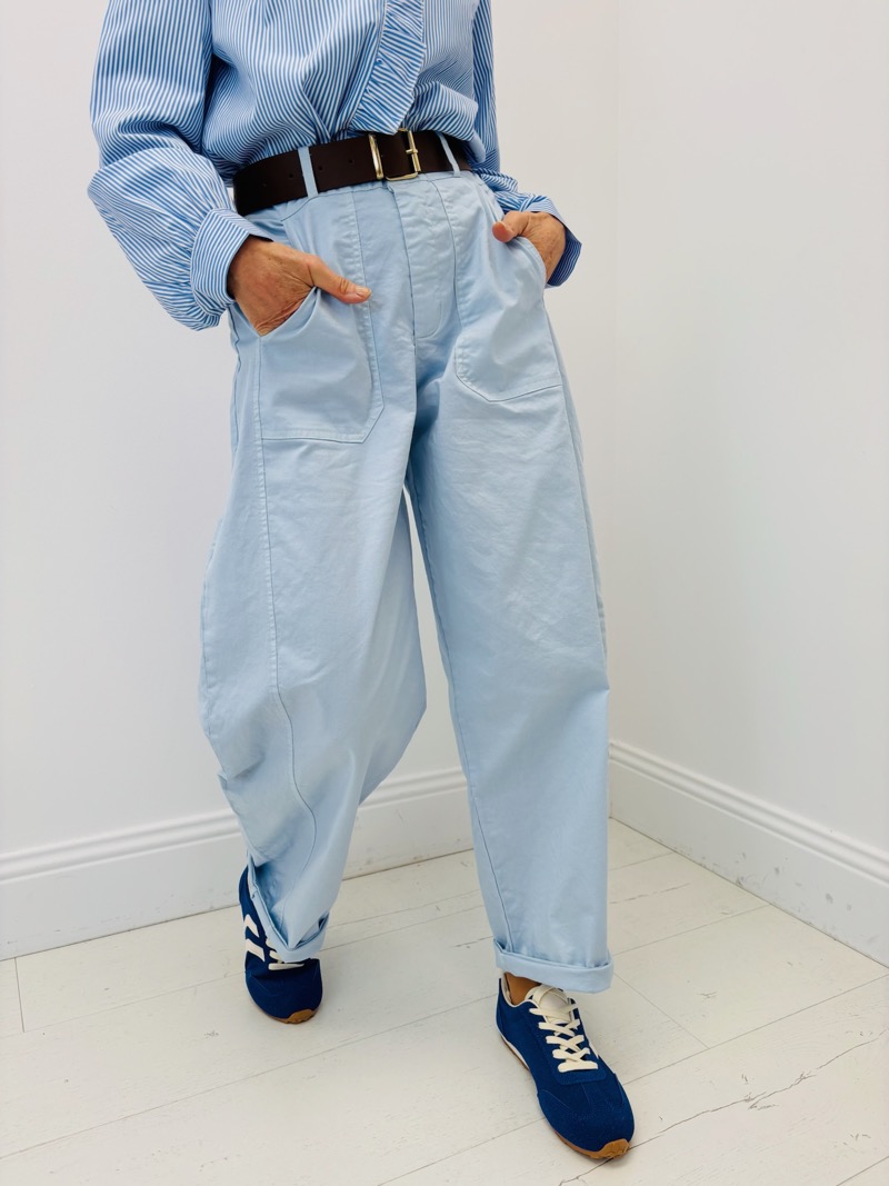 Pantalon Ceinturé Coupe Barrel – Allure Moderne et Structurée