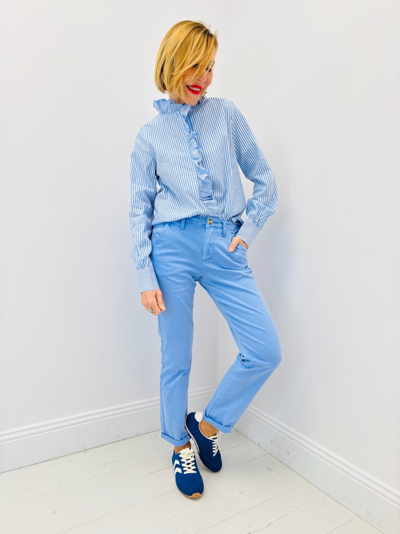 Chemise Rayée à Volants en Coton – élégance graphique et féminité moderne