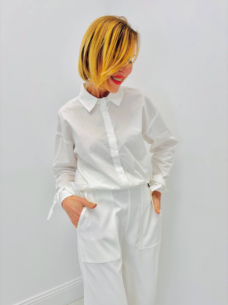Chemise Blanche en Coton avec Nœuds aux Manches – minimalisme chic et détail mode - Image 3