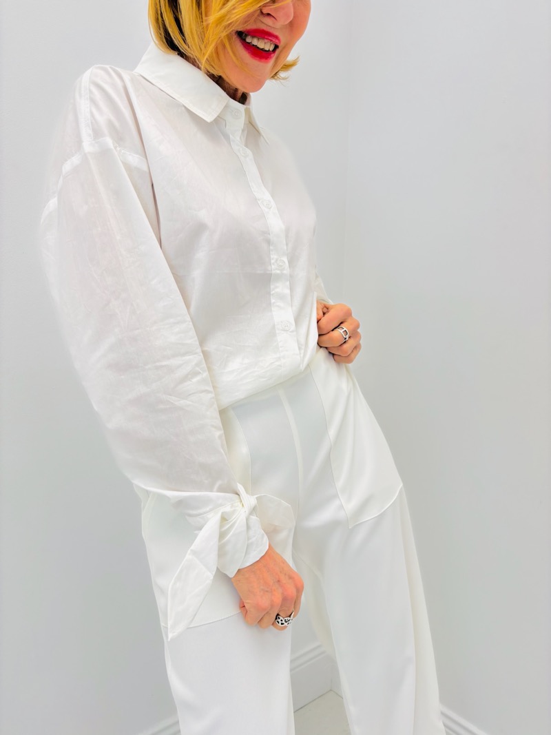 Chemise Blanche en Coton avec Nœuds aux Manches – minimalisme chic et détail mode - Image 4