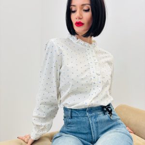 Chemise en Coton à Petits Pois & Volants – Élégance Douce