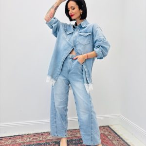 Chemise Denim Oversize à Finition Dentelle – Casual Chic & Féminin