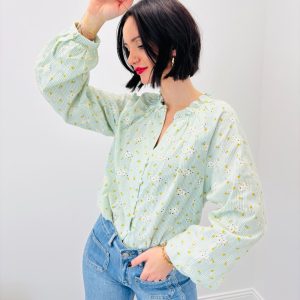 Blouse En Coton Brodé À Col Froncé Et Boutonnage Délicat