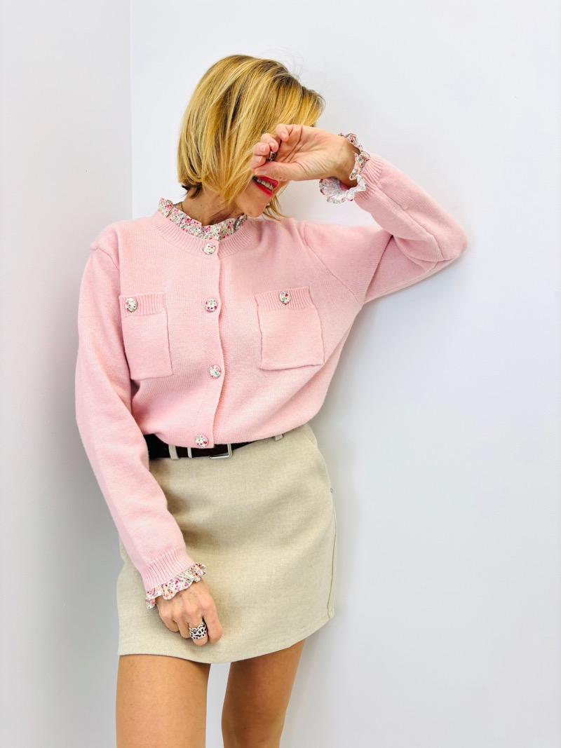 Gilet Doux à Détails Fleuri – Élégance Romantique & Confort Quotidien – Image 5