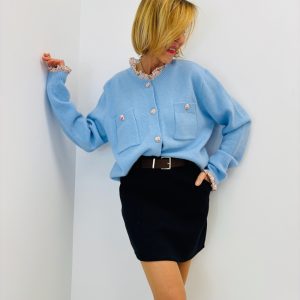 Gilet Doux à Détails Fleuri – Élégance Romantique & Confort Quotidien