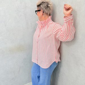 Chemise rayée rose et blanche avec col volanté – Grande Taille – Fraîcheur et élégance féminine