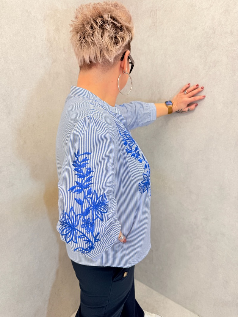 Blouse imprimée fleurs bleues en coton – Grande Taille – Élégance naturelle et confort respirant - Image 5