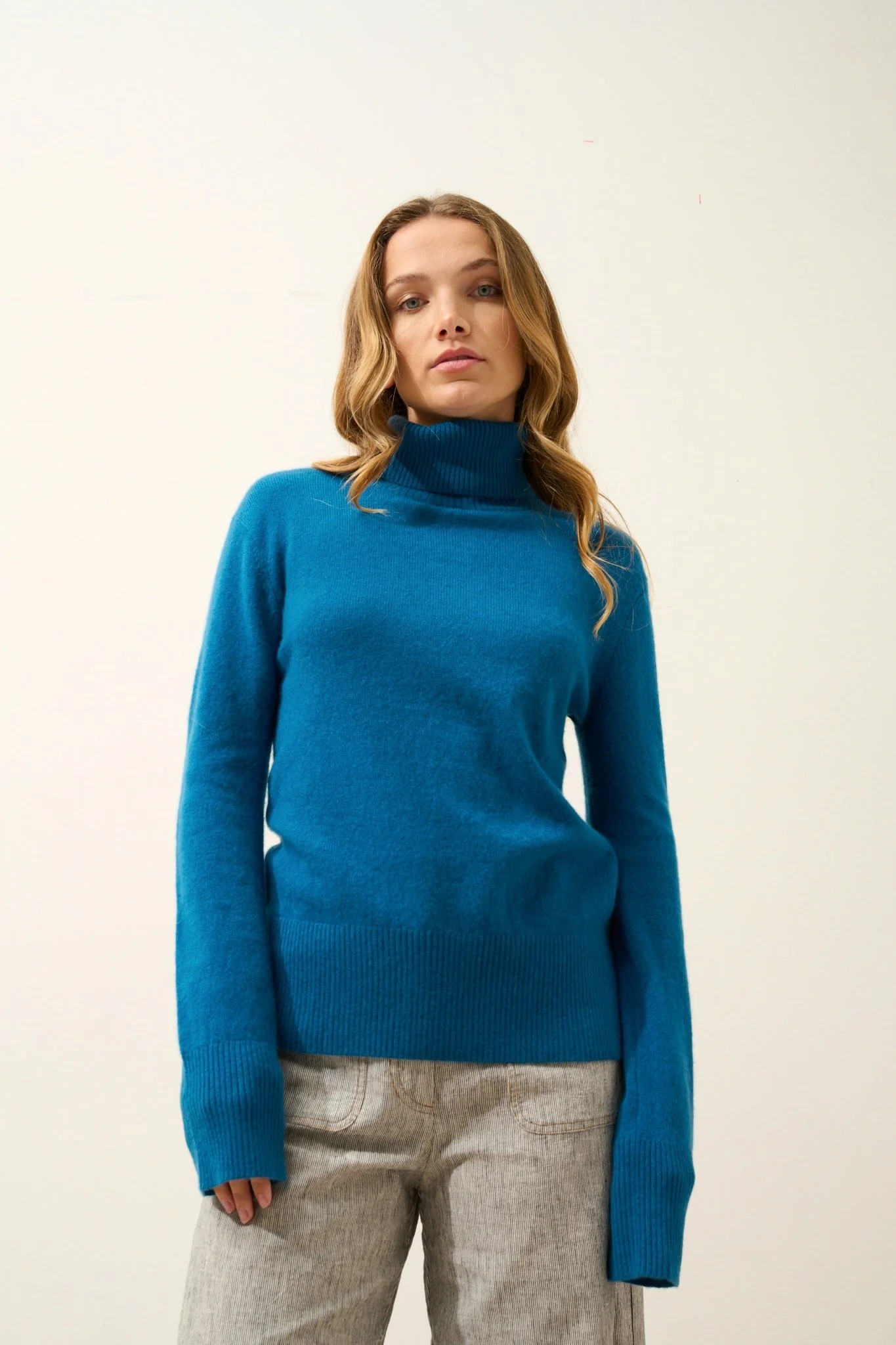 LEXIE pull col roulé paon