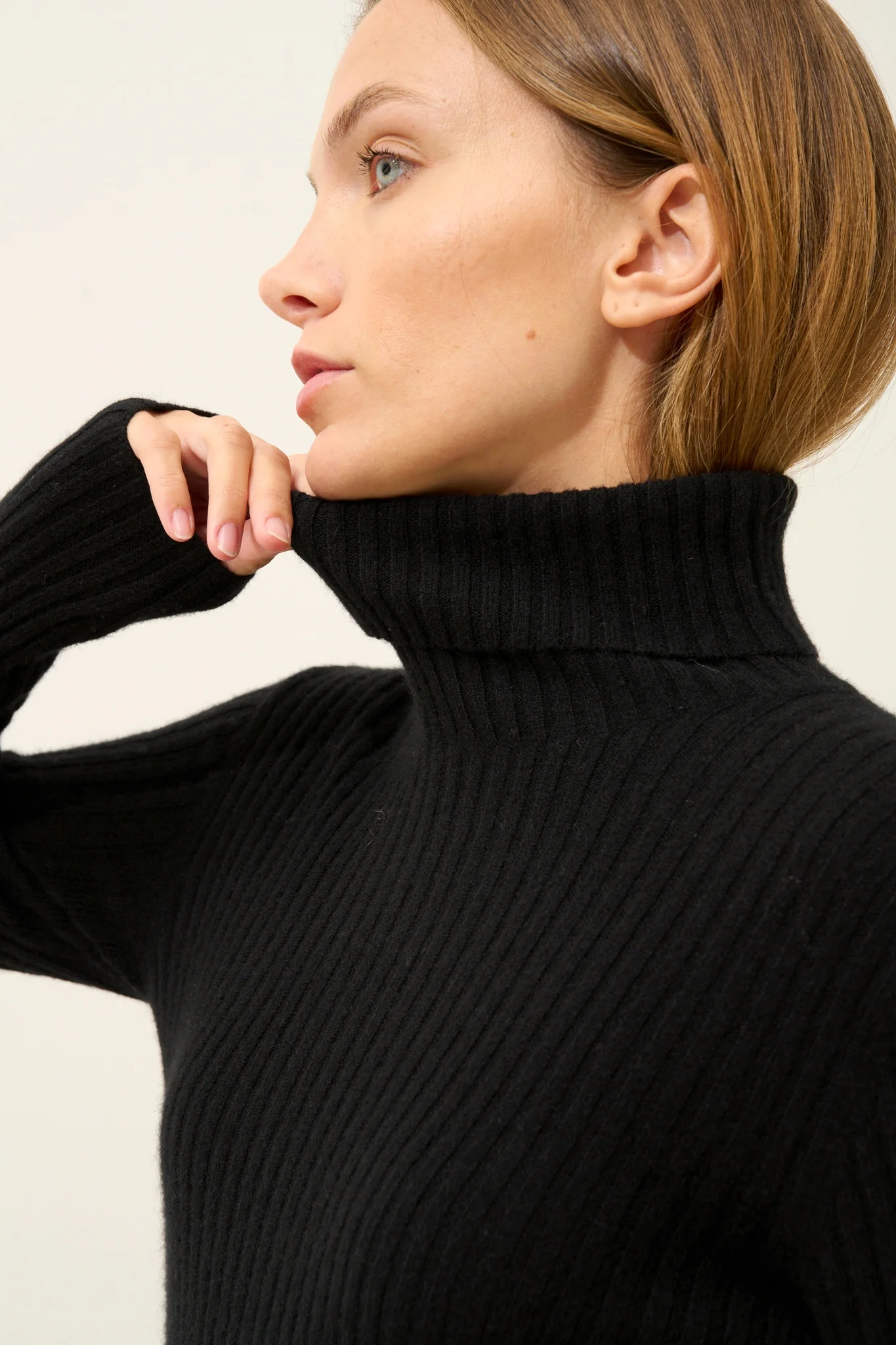 MIRAYA pull col roulé noir – Image 6