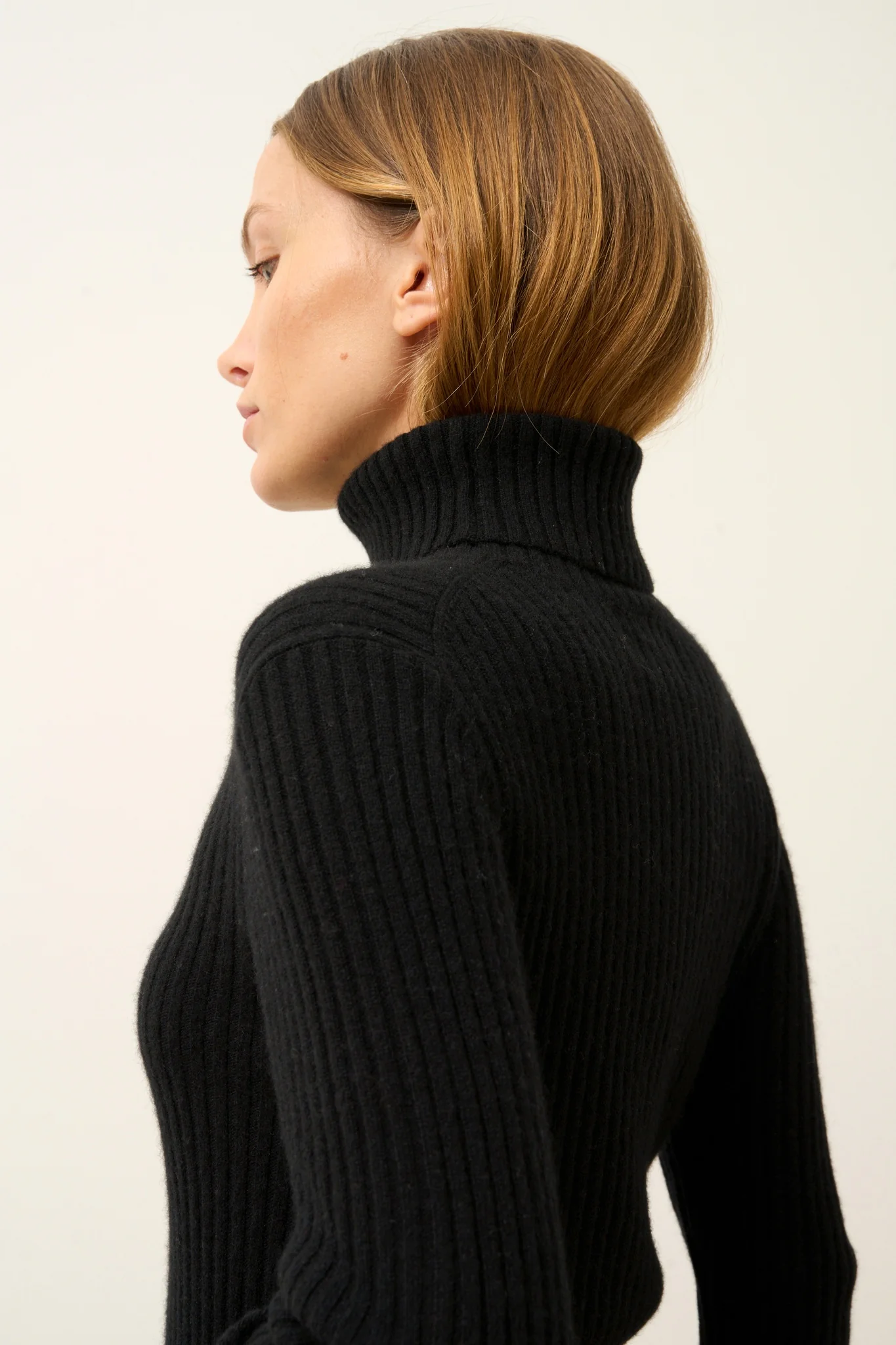 MIRAYA pull col roulé noir – Image 7