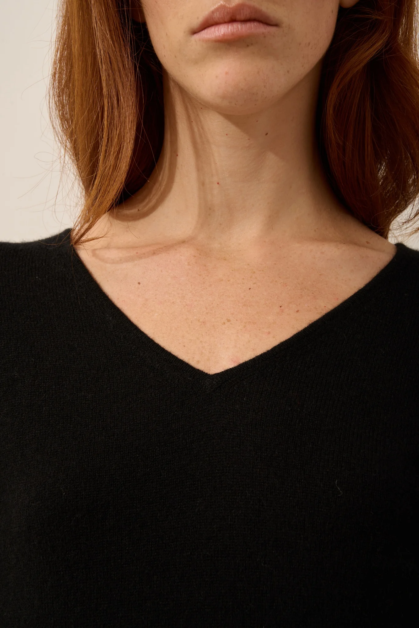 MIRELLA pull col v devant et dos noir – Image 3
