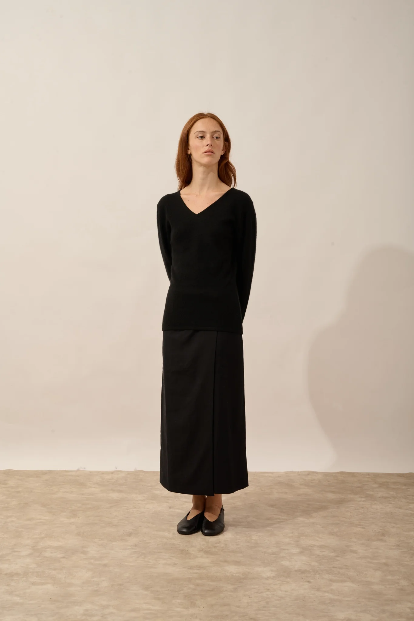 MIRELLA pull col v devant et dos noir – Image 5