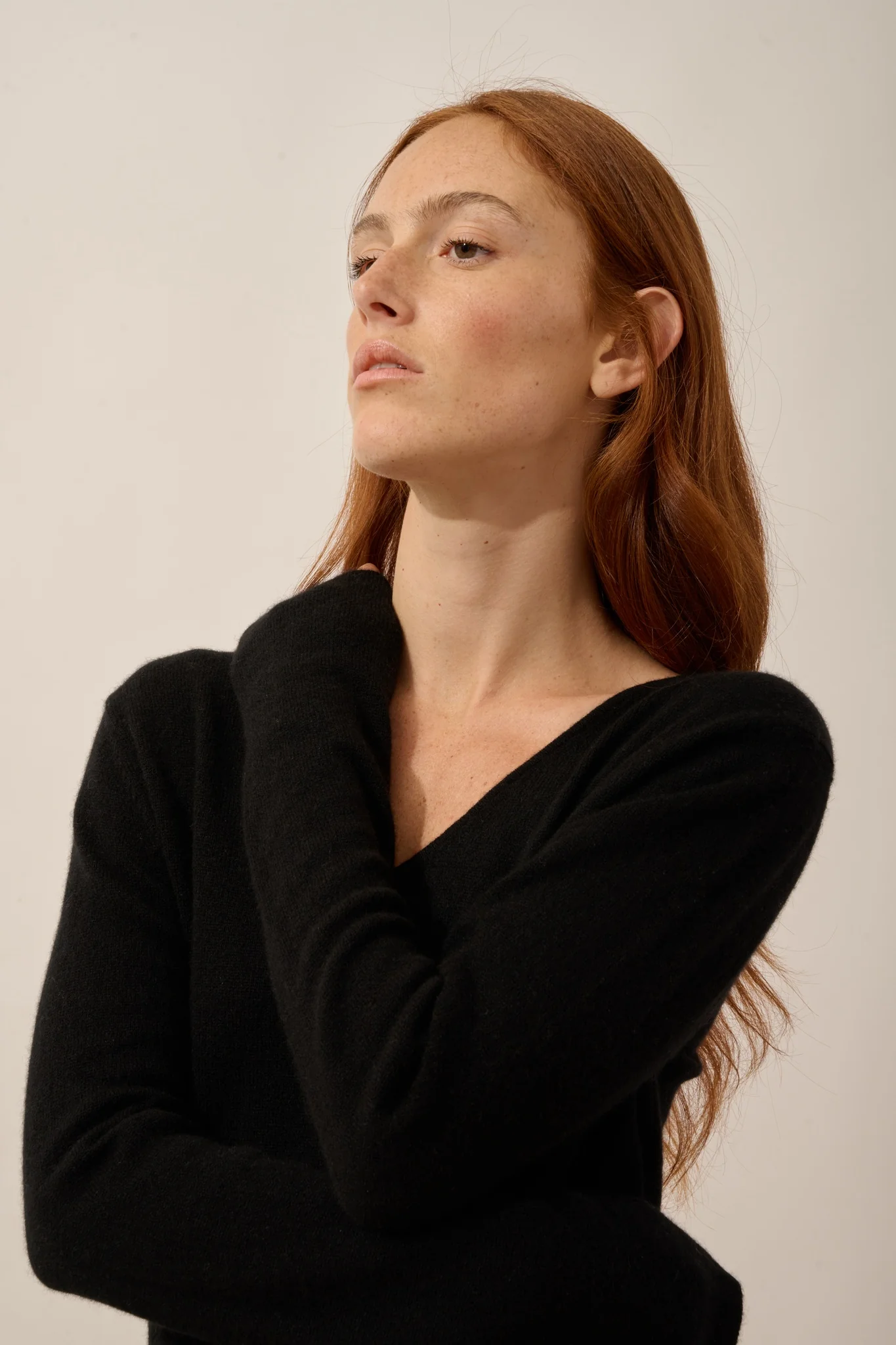 MIRELLA pull col v devant et dos noir – Image 6