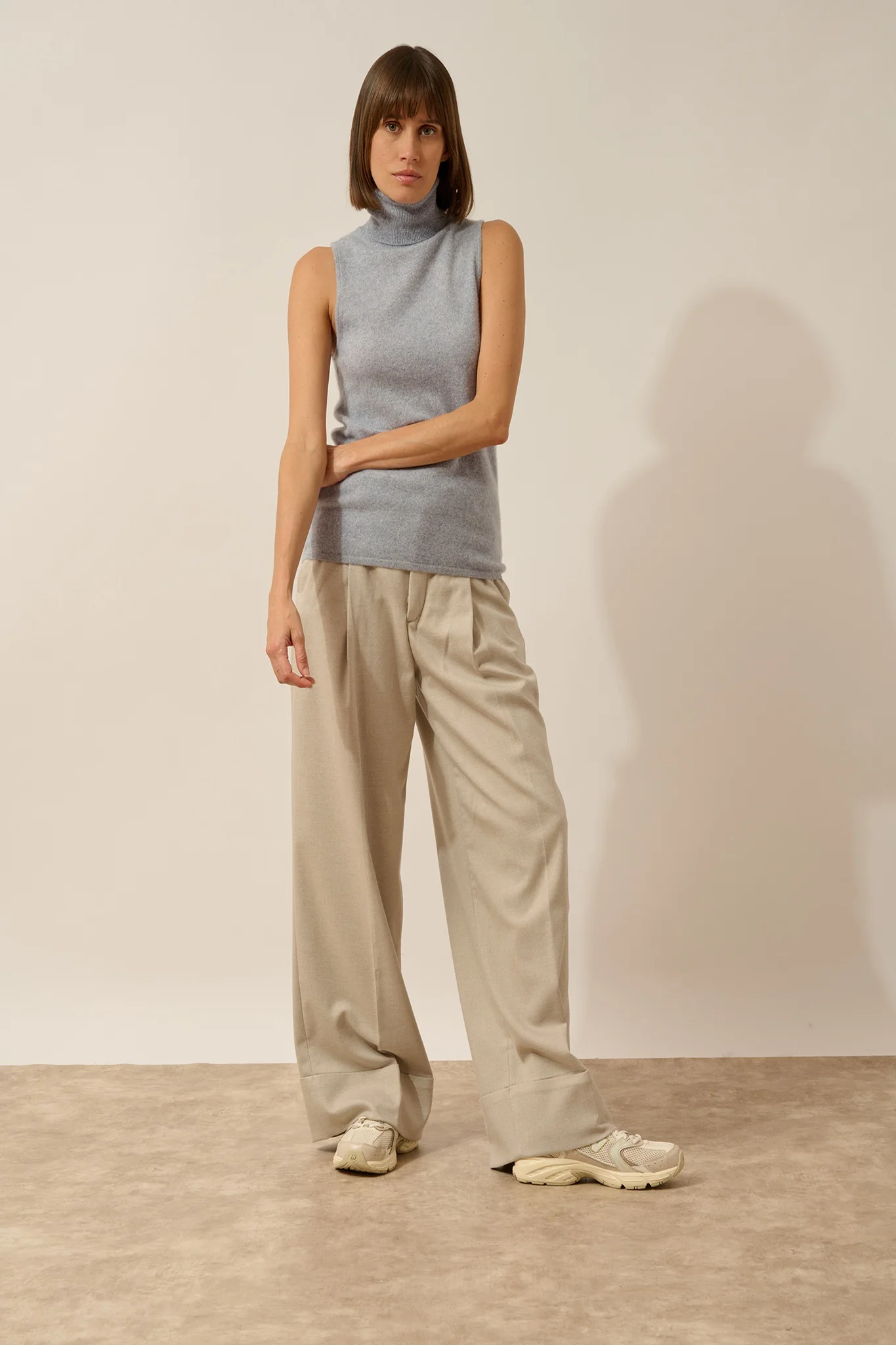 VIOLET pull col roulé sans manches bleu ivoire – Image 5