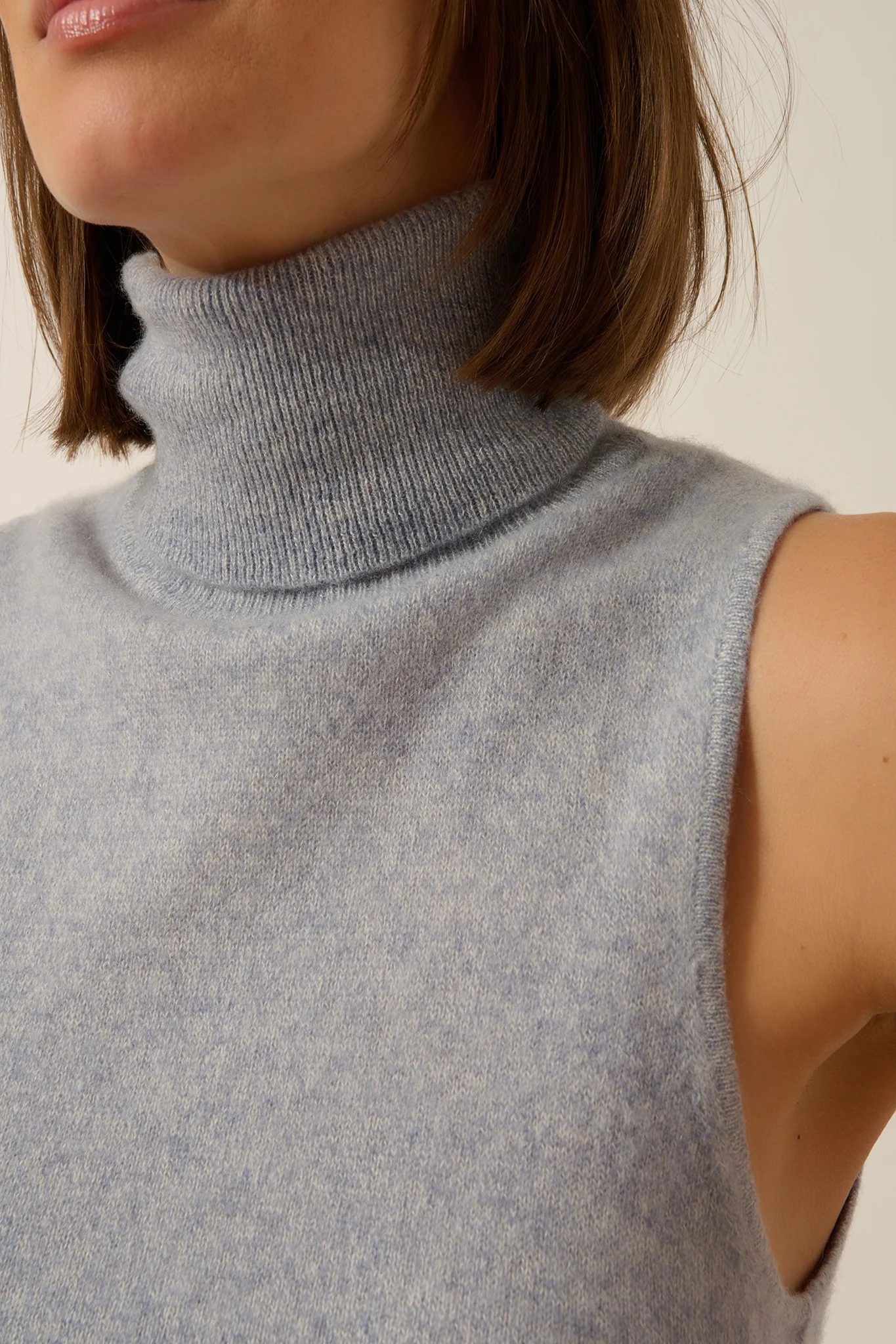 VIOLET pull col roulé sans manches bleu ivoire – Image 6