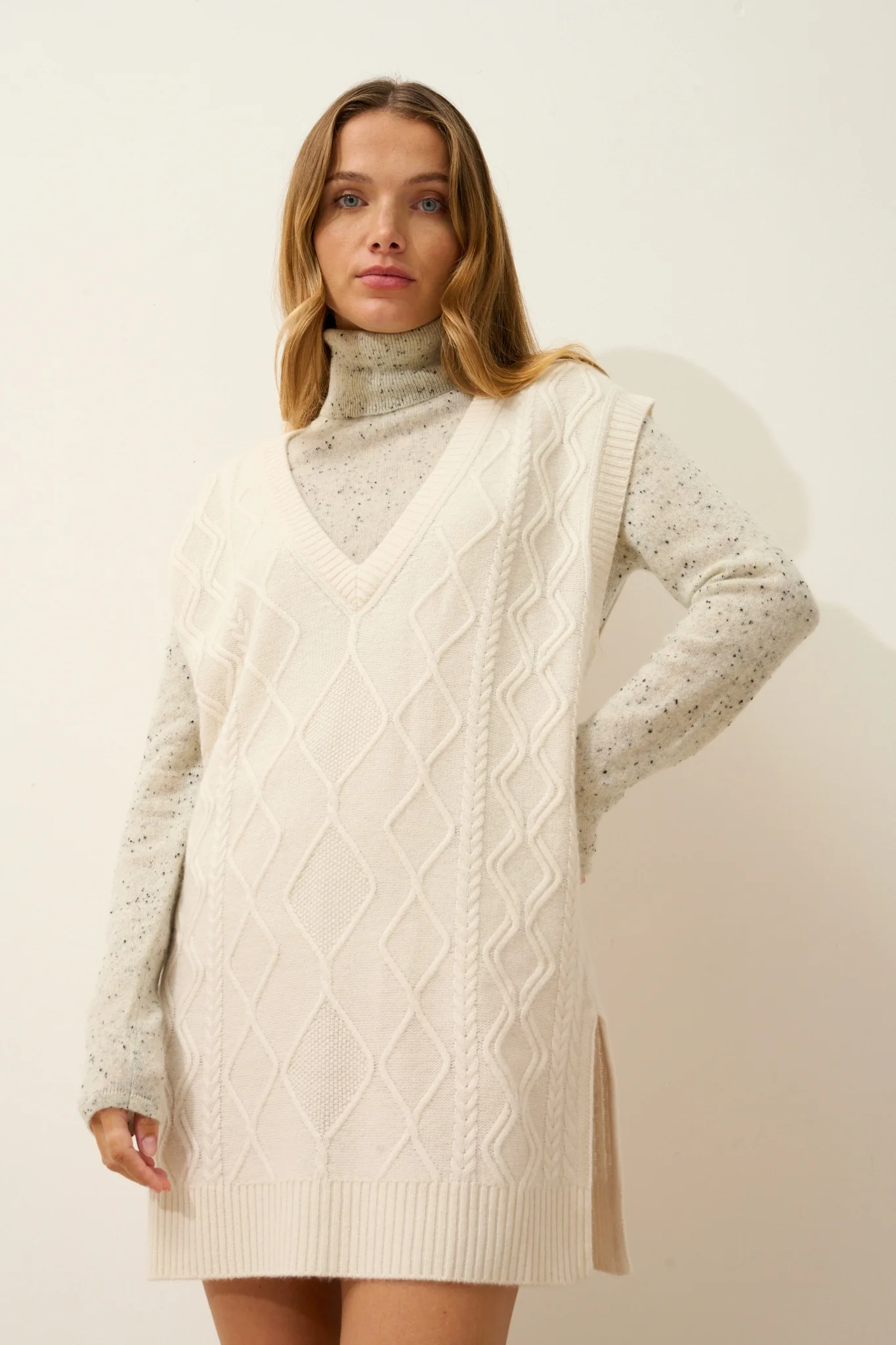 VIVENA pull col v sans manches 4 fils ivoire – Image 2