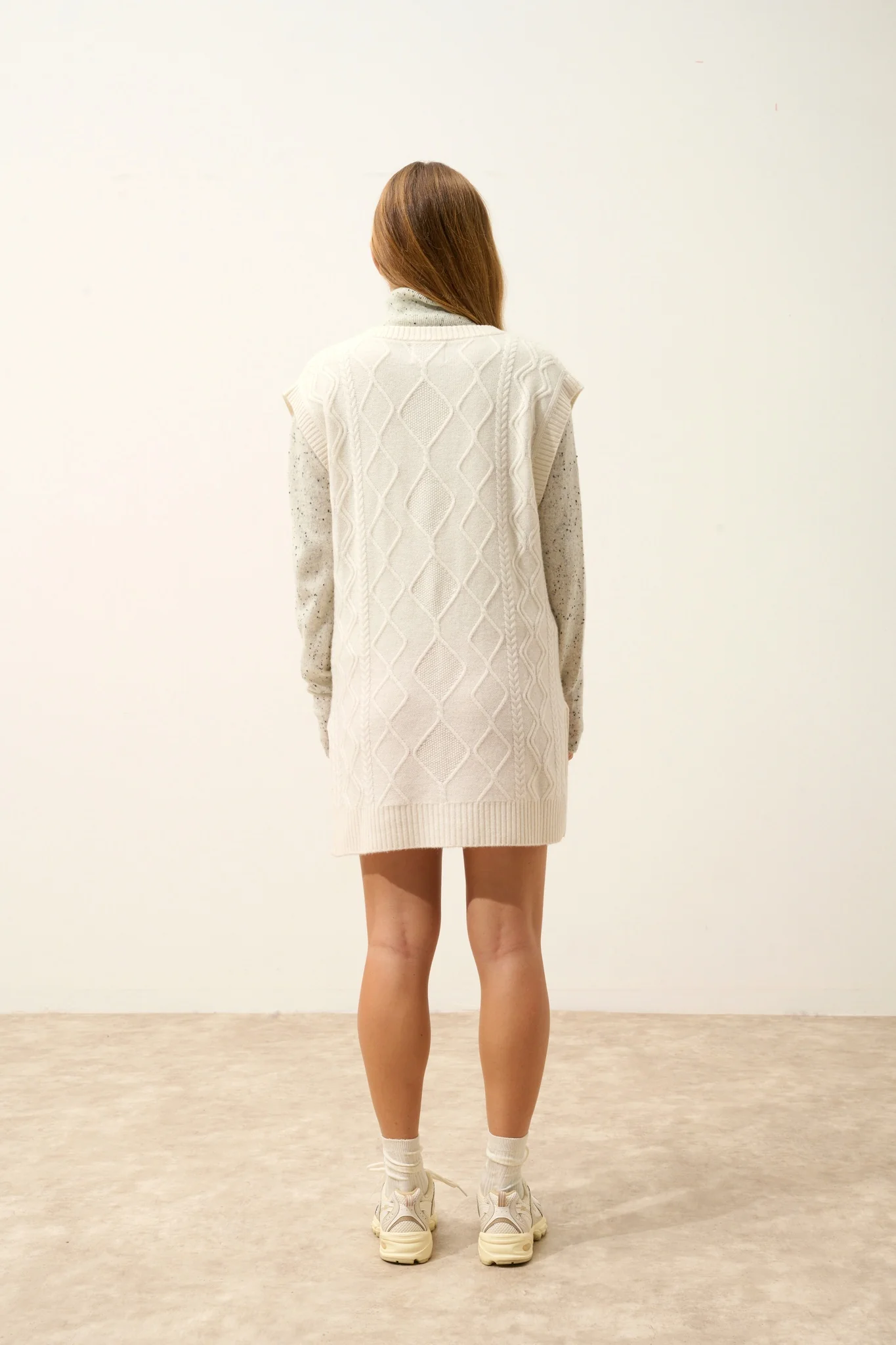 VIVENA pull col v sans manches 4 fils ivoire – Image 4