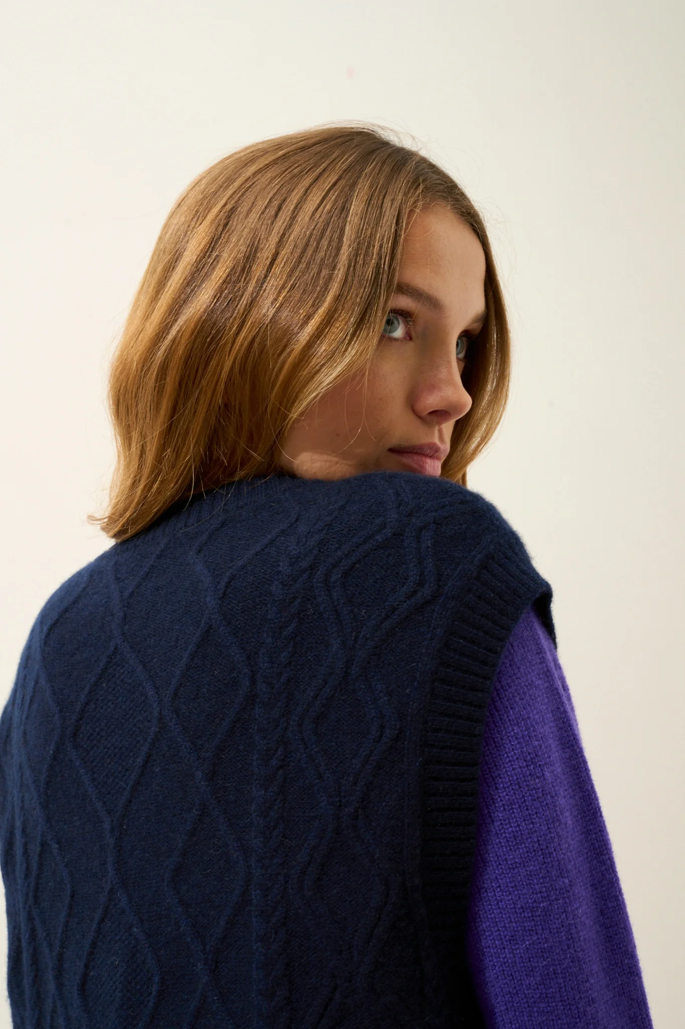 VIVENA pull col v sans manches 4 fils navy – Image 3