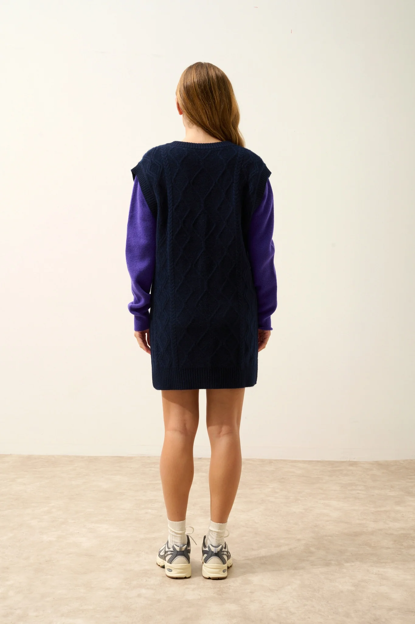 VIVENA pull col v sans manches 4 fils navy – Image 4